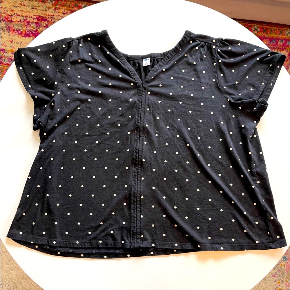 Old Navy Short Sleeve V-Neck Flutter Sleeve Top in Black with White Polka Dots